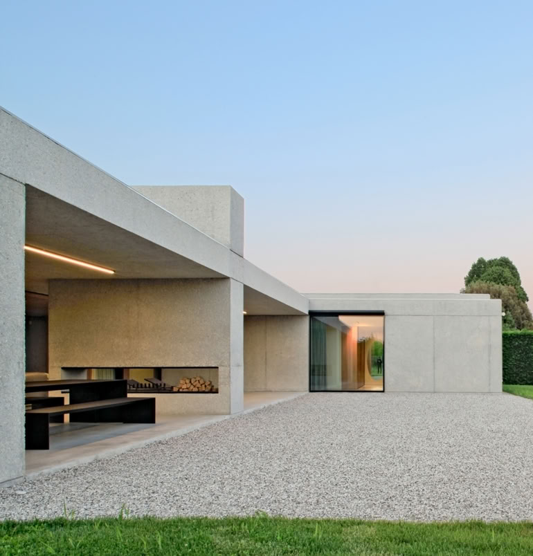 Luxury single-story villa by MIDE architetti in Veneto with spacious garden, luminous interiors, sustainable features, solar panels, and seamless indoor-outdoor connection.