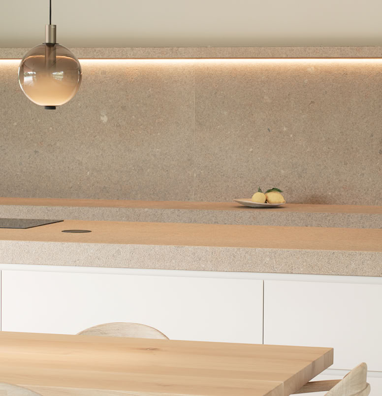 Dettaglio della cucina open space della villa in campagna progettata da MIDE architetti.