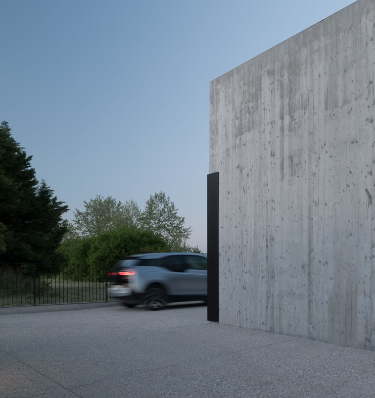 The materiality of exposed concrete defines the villa’s monolithic character, emphasizing its formal simplicity and strong connection to natural light.
