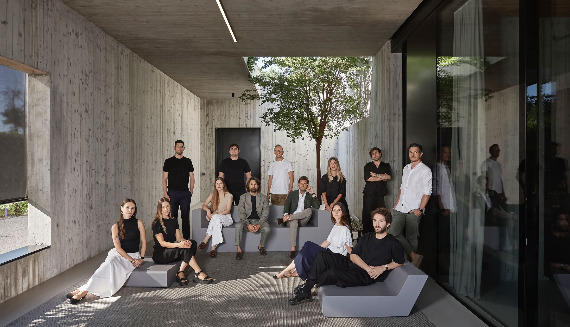 Un ritratto del nostro team di collaboratori in visita in una delle realizzazioni dello studio.