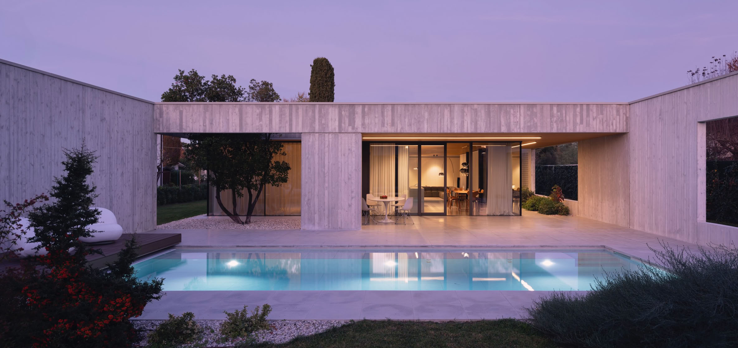 Corte interna della villa progettata da MIDE architetti a Stra con volumi e aperture che permettono di incorniciare il verde circostante.