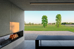 Ampio portico perimetrale che estende gli spazi interni verso l’esterno del giardino.