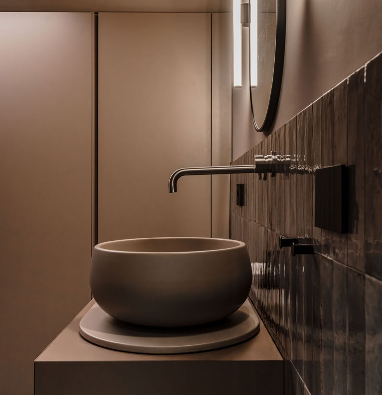 Dettaglio del bagno padronale ispirato da toni neutri e contemporanei per questa casa brutalista in provincia di Padova progettata da MIDE architetti.