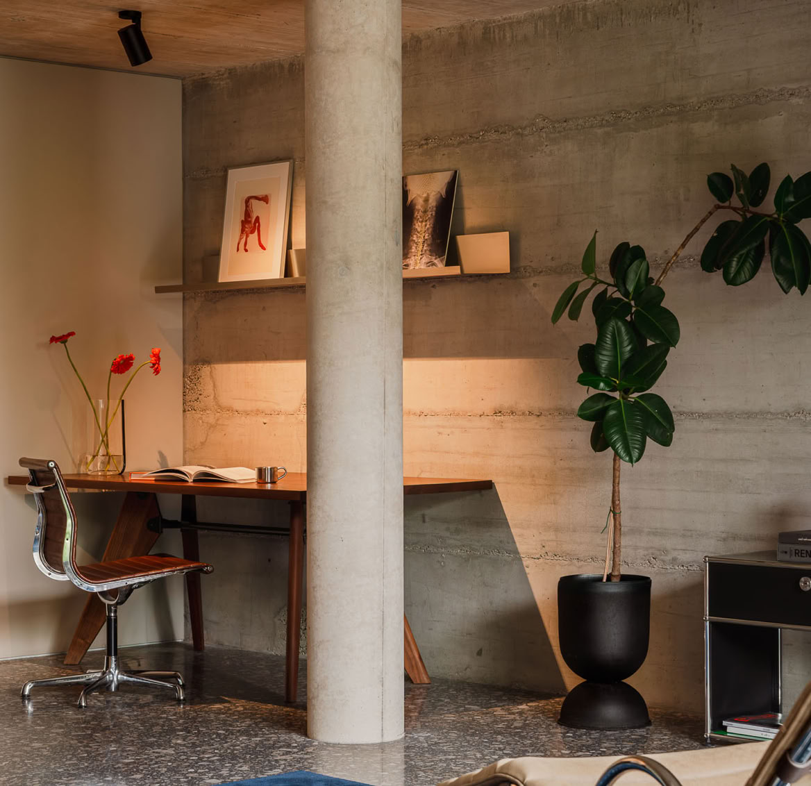 Una casa brutalista con materiali contemporanei sviluppata da MIDE architetti. In foto l'angolo dello studio al piano terra.