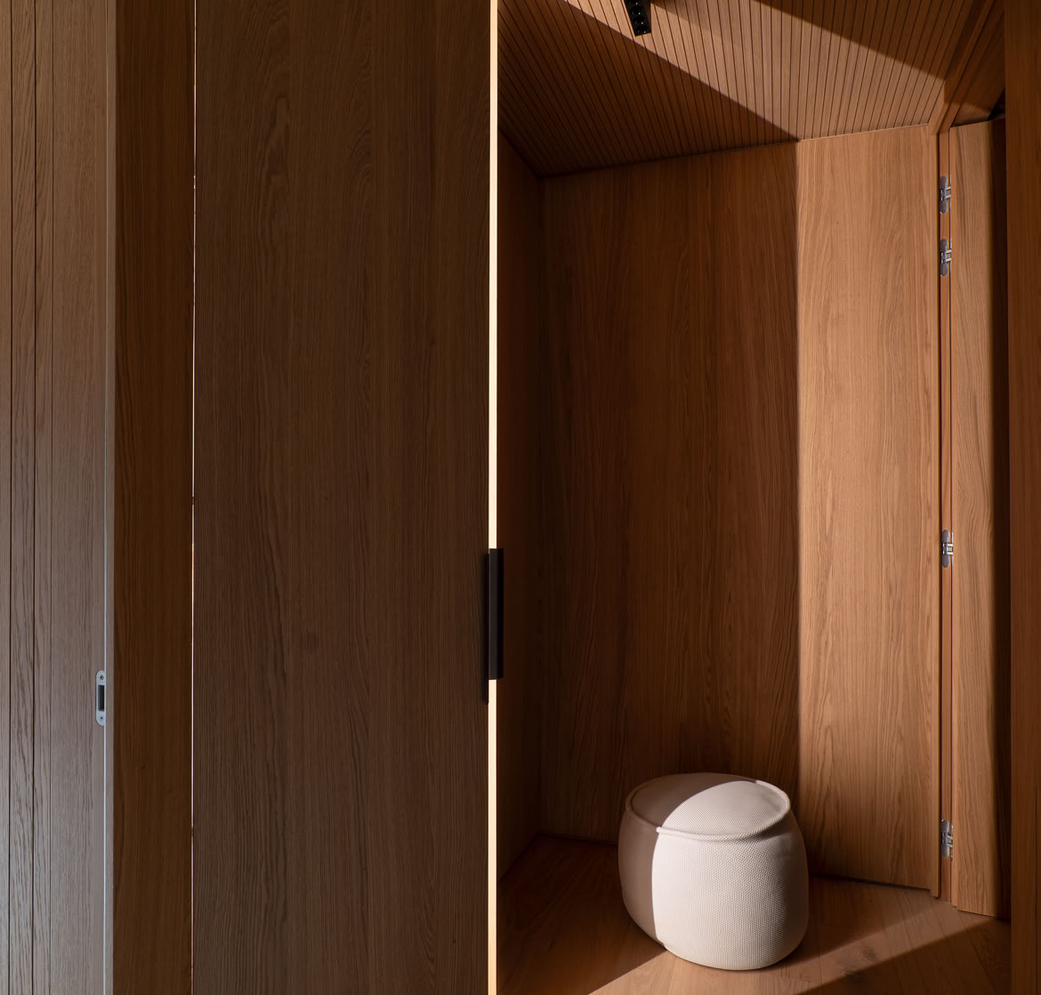 Walls and cladding in wengé oak and natural oak, defining the character and style of the interiors.
