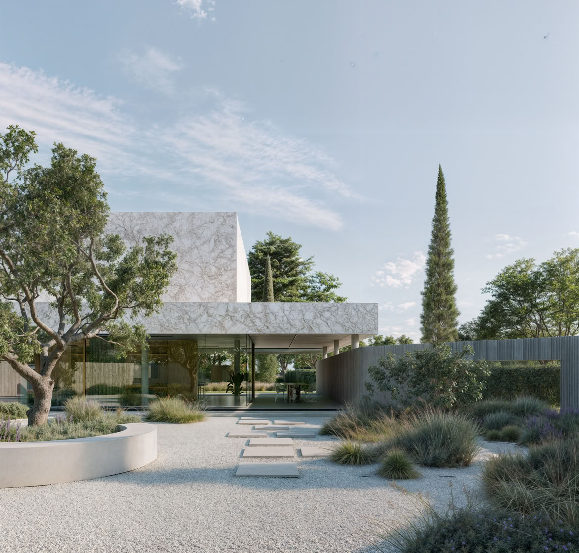 Facciata principale della villa progettata da MIDE architetti a Forte dei Marmi, con volumi puliti e rivestimenti in marmo.