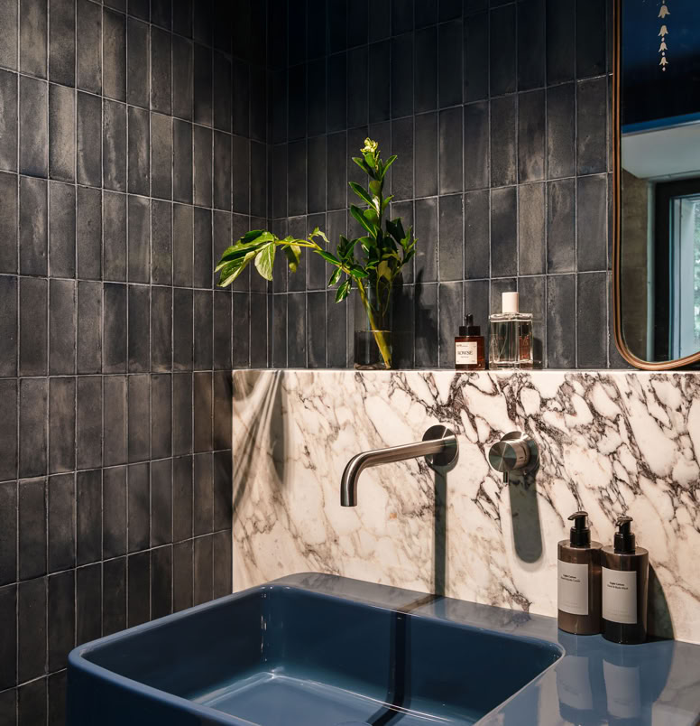 Dettaglio del bagno blu icontemporaneo per questa casa brutalista in provincia di Padova progettata da MIDE architetti.