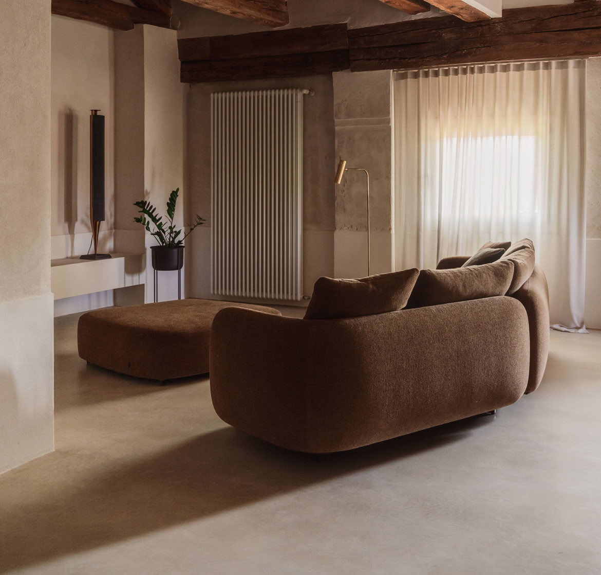 Pezzi iconici di design italiano e opere d’arte contemporanea arricchiscono il soggiorno, conferendo carattere e armonia agli interni.