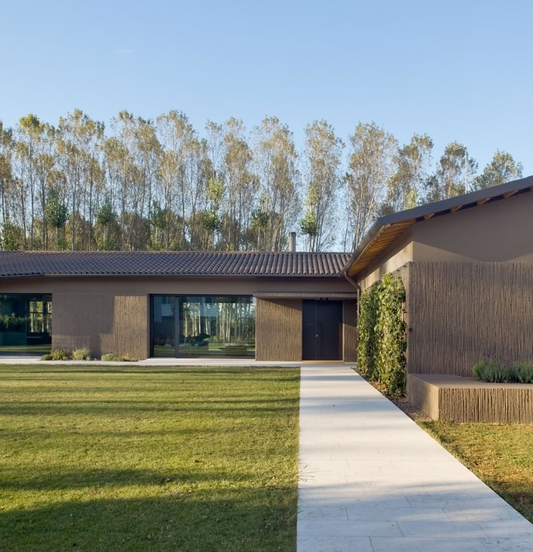 Il progetto di MIDE architetti interpreta la tradizione costruttiva veneta con un linguaggio architettonico contemporaneo ed essenziale.
