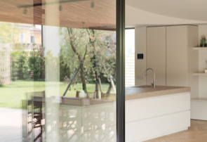 Racconto del dialogo tra paesaggio esterno ed interni della villa progettata da MIDE architetti