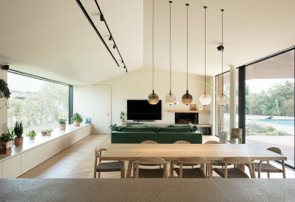 Vista della zona giorno della villa con psicina con affaccio su due lati.