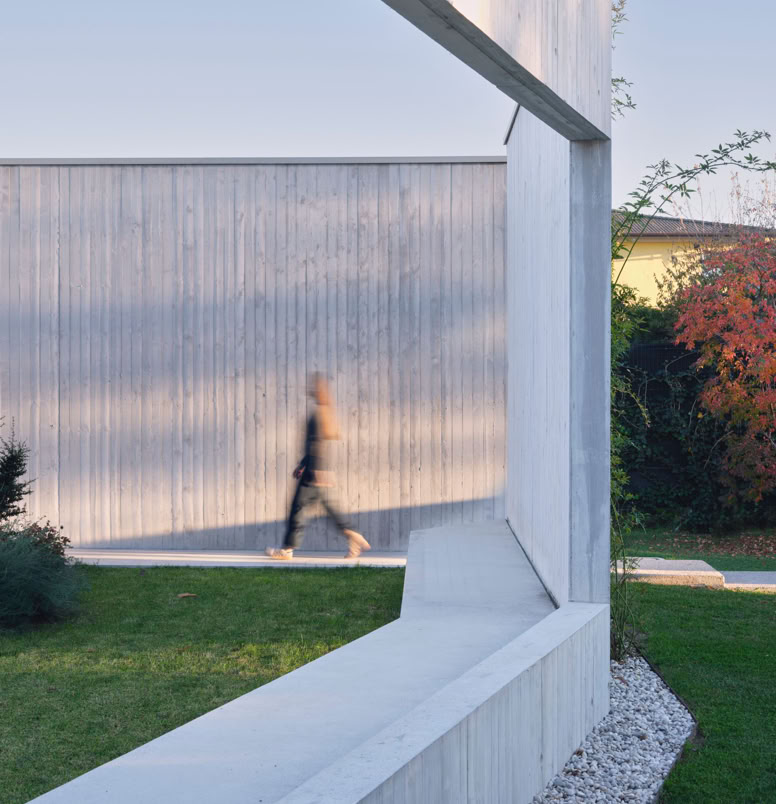 Dramatic garden portal framing the green spaces while maintaining privacy and enhancing the villa’s minimalist architecture.
