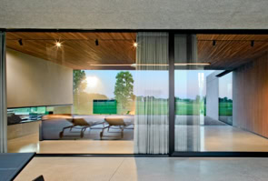 Ampio portico perimetrale che estende gli spazi interni verso l’esterno