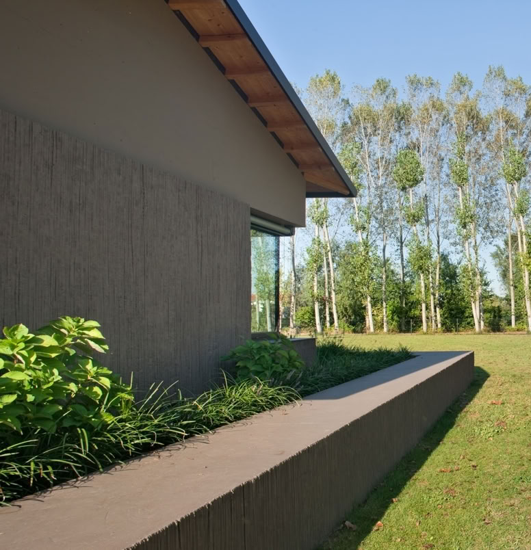 Il progetto residenziale firmato MIDE architetti reinterpreta l’architettura rurale veneta attraverso volumi essenziali e dettagli contemporanei.