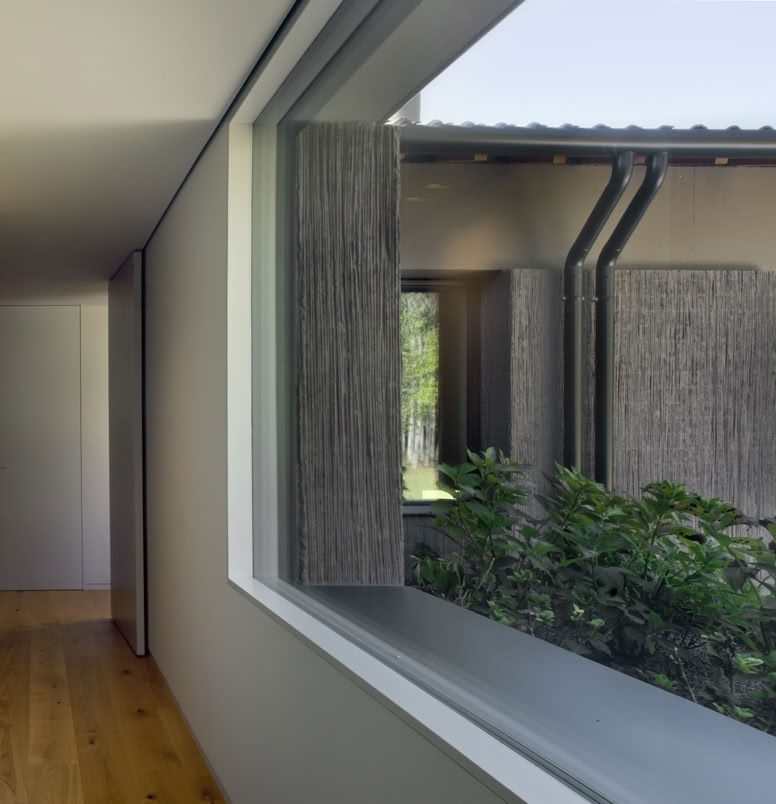 Le grandi vetrate della villa progettata da MIDE architetti amplificano la percezione dello spazio e favoriscono una costante connessione con l’esterno.