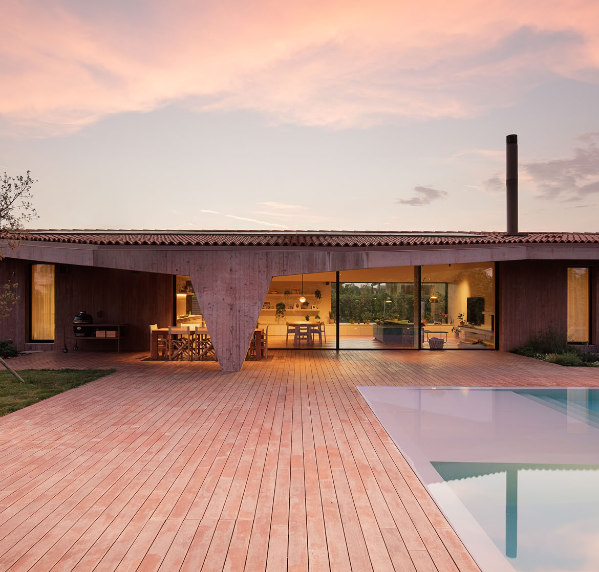 Facciata principale della villa con piscina progettata da MIDE architetti nella campagna padovana.