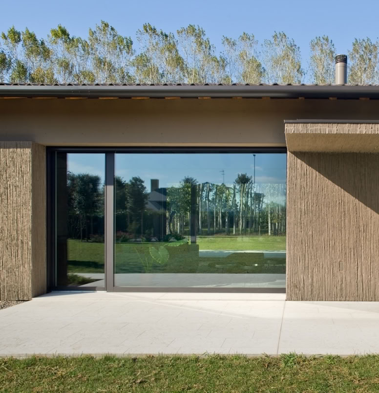 La villa unifamiliare progettata da MIDE architetti nasce da un attento dialogo tra architettura contemporanea e campagna veneta.