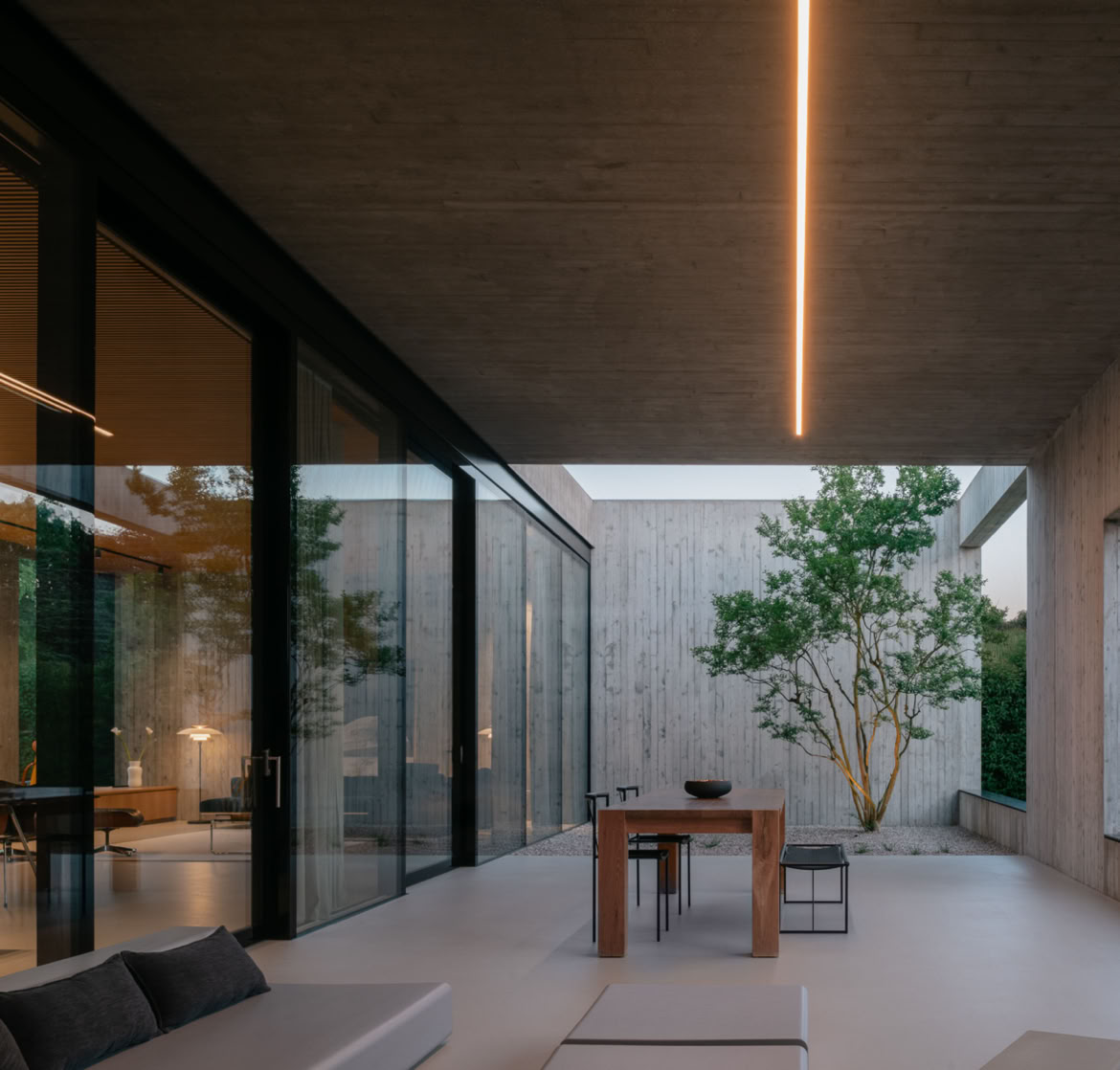 Corte interna della villa progettata da MIDE architetti a Stra con volumi e aperture che permettono di incorniciare il verde circostante.