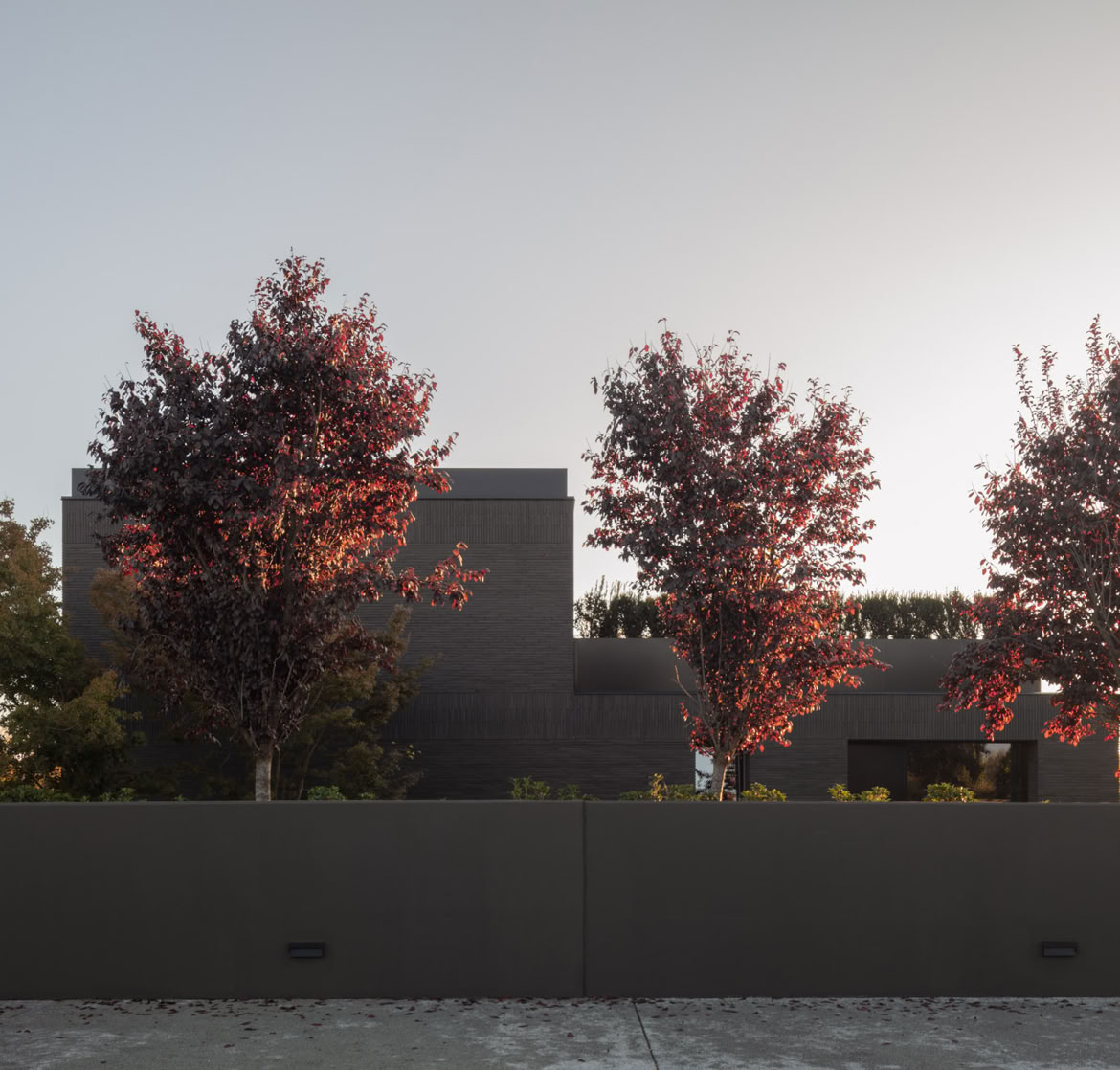 View of the villa from the street, highlighting the rigor and privacy sought for this contemporary residence.