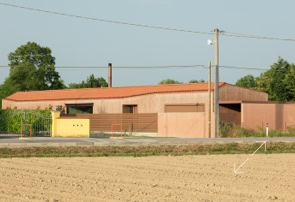 Vista esterna della villa con piscina progettata da MIDE architetti a Vigodarzere (PD)