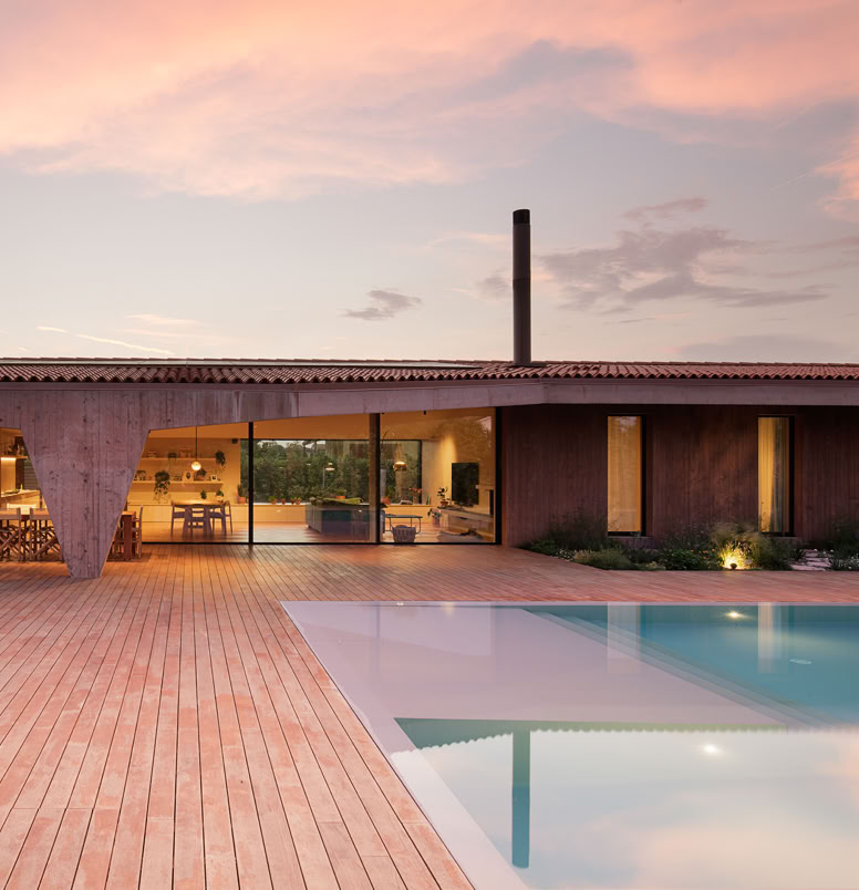 Progetto di MIDE architetti di una villa nella campagan veneta con piscina a sfioro.