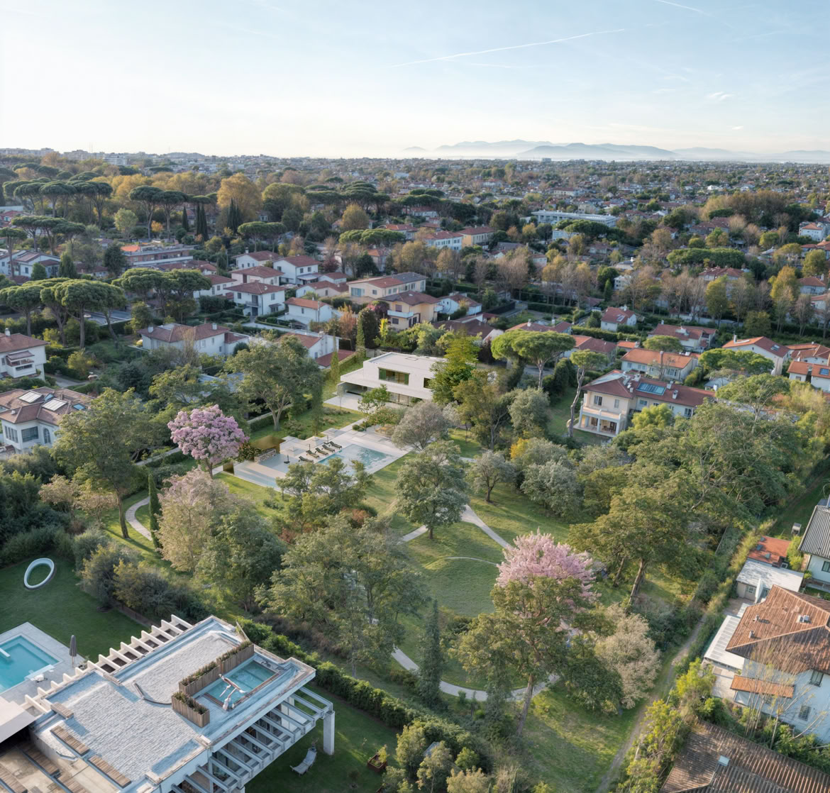 Vista aerea della villa a Forte dei Marmi progettata da MIDE architetti immersa nel verde e disegnata con geometrie pulite che si integrano armoniosamente nel contesto paesaggistico della costa toscana.