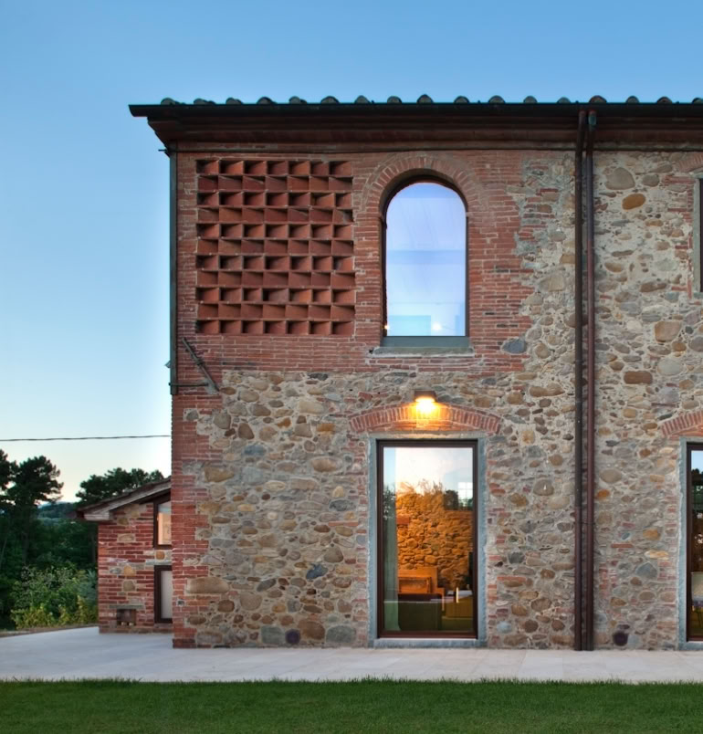 Un casale in pietra del 1887 torna a nuova vita a Montecarlo: architettura rurale toscana, materiali naturali e piscina a sfioro nel giardino.