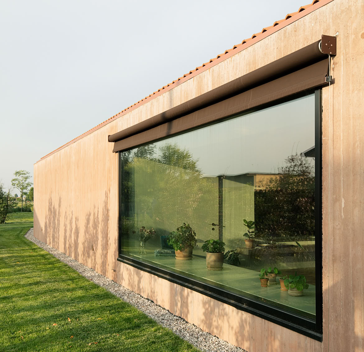Vetrata di affaccio della zona living della villa progettata a Vigodarzere da MIDE architetti.