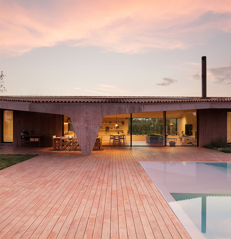 Villa contemporanea a Vigodarzere firmata MIDE architetti: architettura essenziale con tetto a falde, calcestruzzo a vista e ampie vetrate sul paesaggio.