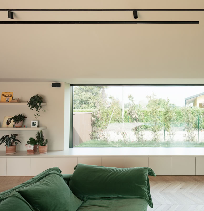 Vista della zona giorno della villa con psicina progettata da MIDE architetti a Vigodarzere con affaccio su due lati.