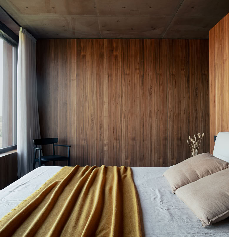Una camera da letto calda e accogliente, progettata per trasmettere calma e offrire un rifugio privato dedicato al relax.