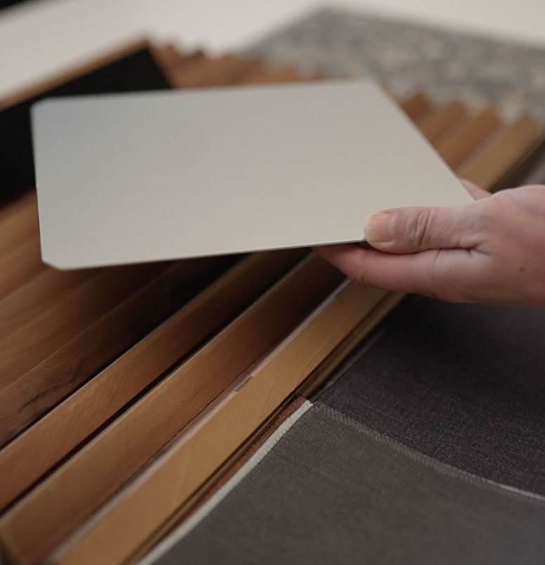 Il team di MIDE architetti durante la fase di scelta dei materili per le finiture di una delle sue realizzazioni esclusive.