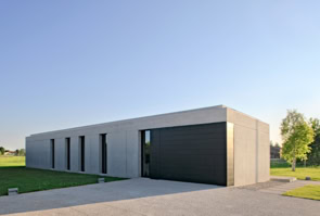 Dettagli architettonici che combinano calcestruzzo sabbiato, legno, vetro e terrazzo alla veneziana, per un linguaggio sobrio ed elegante.