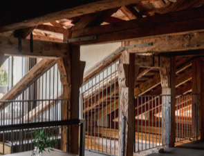 Il soppalco aperto, spazio ibrido tra studio e relax, dialoga con l’abbaino della facciata principale.