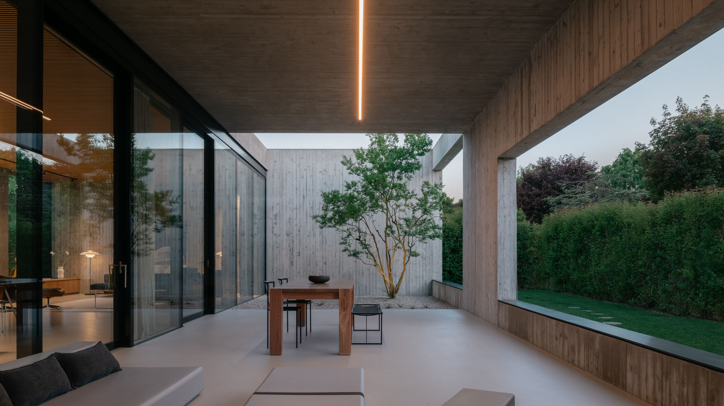 Carefully illuminated, the courtyard transforms at night into a contemplative space, where minimalist architecture is enriched with atmosphere and character.